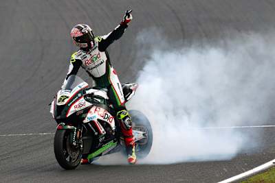 Shane Byrne feiert in Knockhill seinen sechsten Saisonsieg