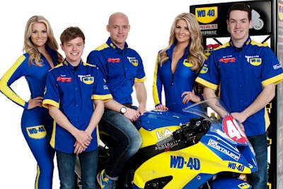 Barry Burrell (Mitte) mit seinen neuen WD-40-Teamkollegen