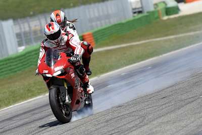 Troy Bayliss lässt auch mit einer Sozia die Bikes fliegen