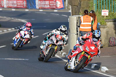 Ian Hutchinson vor Michael Dunlop und Davey Todd