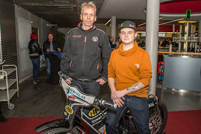 Robert Lienemann (l.) und Marcel Limberger (r.) freuen sich über Neuzugang Grzegorz Zengota