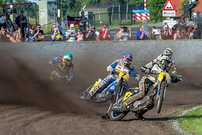 Staphorst: James Shanes (4) vor Stephan Katt (7)