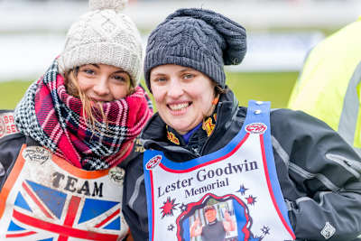 In Schwarme dabei: Natasha Bartlett (r.) und Ciara Southgate