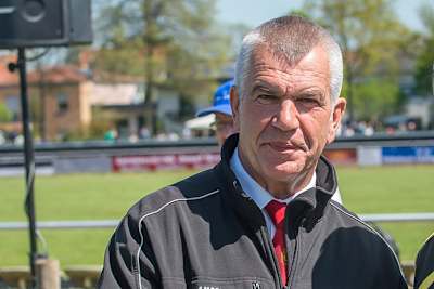 Albert Raesfeld liefert Lehm und Sand in die Veltins Arena