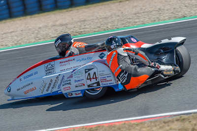 Die neuen Seitenwagen-Weltmeister Pekka Päivärinta/Kirsi Kainulainen