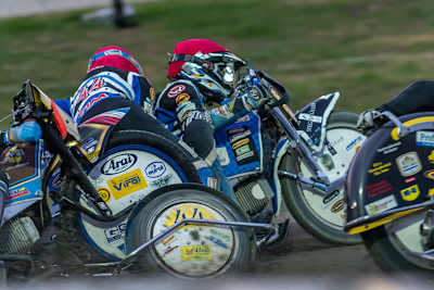 Immer mittendrin im Getümmel: Markus Brandhofer und Tim Scheunemann (rot, 44)