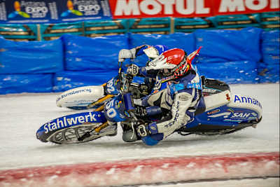 Harald Simon (50), hier im Kampf mit Niclas Svensson 