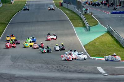 13 Teams bei der WM in Oschersleben in der Startkurve