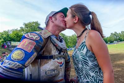 In Bielefeld gab es für Stephan Katt ein Küßchen von Freundin Christina