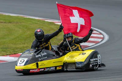 Schlosser/Hofer präsentierten stolz die Schweizer Flagge