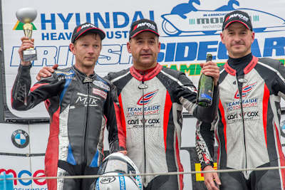 Tim (Mitte) und Tristan Reeves zusammen mit Bennie Streuer (l.) bei der Siegerehrung