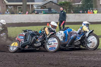 Ausgangs der Startkurve pressten sich Detz/Arling an Matthijssen/Mollema vorbei