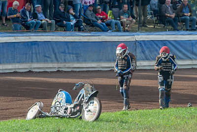 Nach dem Sturz in Scheessel hielt sich Markus Brandhofer gleich das linke Handgelenk, rechts Tim Scheunemann