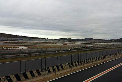 Am Horizont zeigt sich blauer Himmel über der Rennstrecke von Valencia