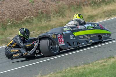 Luca Schmidt debütiert in Schleiz im Beiwagen von Hilbert Talens (LCR Yamaha 1000)