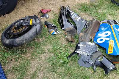 Reichlich zerfleddert war die Yamaha von Moritz Jenkner nach seinem Sturz in Schleiz