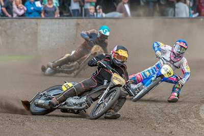 Kenneth Kruse Hansen (333) und Stephan Katt (42) sind Konkurrenten in der Langbahn-WM 2020. Hinten links fährt David Pfeffer.