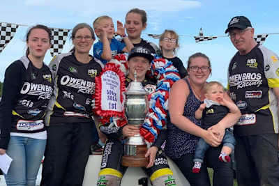 Der vierfache British-Masters-Sieger James Shanes umringt von seiner Familie