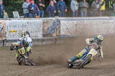 Kurz nach der Berührung mit Chris Harris (r). kam James Shanes im Finale von Eenrum zu Sturz