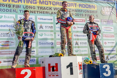 Podest in Roden: GP-Sieger Lukas Fienhage (Mitte), neuer Weltmeister Dimitri Bergé (l.) und GP-Dritter Joser Franc (r.)