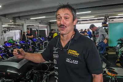 Das kleine Ding in der rechten Hand war's: Josef Sattler mit Benzinpumpenrelais