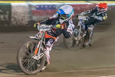 Niels-Kristian Iversen (weiß) gewann das Speedwayrennen in Dohren, Jason Doyle (rot) enttäuschte