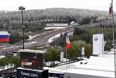 Schnee beim Blick auf Eau Rouge. Der Nebel wurde bereits weniger