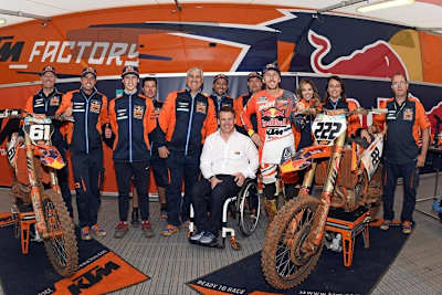 Pit Beirer mit den Red Sand-Siegern Pauls Jonass und Tony Cairoli 