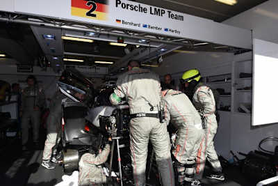 Der Porsche 919 Hybrid in der Box