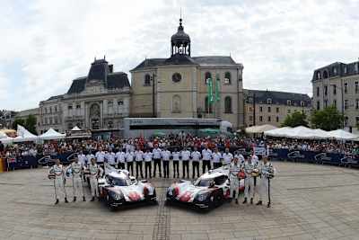 Das Porsche LMP Team bei der technischen Abnahme