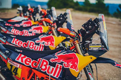 Die Red Bull KTM-Werksmotorräder stehen bereit