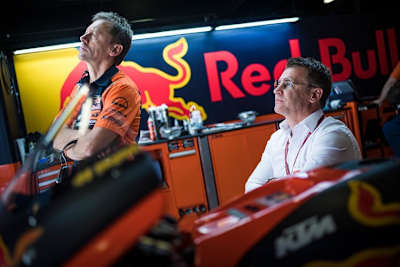 Mike Leitner und Pit Beirer in der KTM-Box