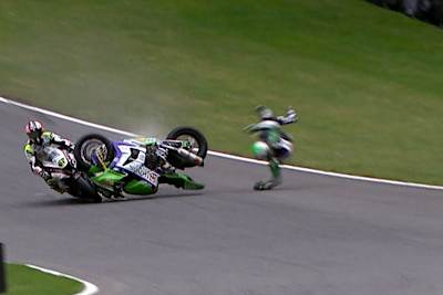 James Ellison stürzt, Shane Byrne entkommt nur knapp