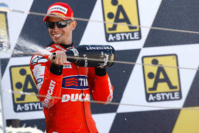 Um dieses Rennleder von Casey Stoner geht es