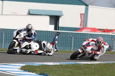 Rea rempelte Haslam von der Piste, der räumte Melandri ab