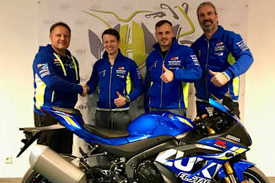 Philipp Gengelbach (2.v.l.) ist ab sofort mit einer Suzuki unterwegs