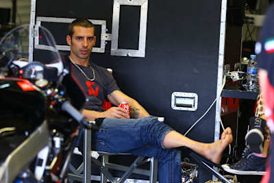 Erwischt: Wegen der Schwellung lagert Marco Melandri seinen Fuss hoch