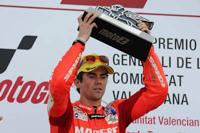 Nico Terol mit der Trophäe für den Valencia-Sieg