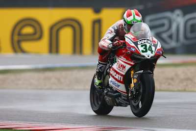 Im schwierigen zweiten Rennen blieb Davide Giugliano sitzen