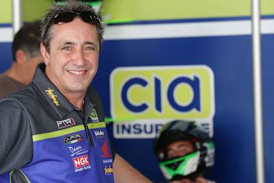 Simon Buckmaster will sich zwischen Supersport-WM und BSB für 2015 entscheiden