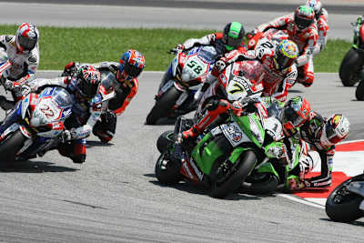 Das konnte nicht gutgehen: Loris Baz räumt gleich Tom Sykes ab, dessen Bike trifft Alex Lowes (22)