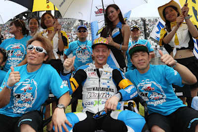 Dominique Aegerter mit Yukio Kagayama (li) und Noriyuki Haga (re) 