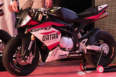 Mit diesen Motorrädern soll das Nachwuchs aus Katar trainieren