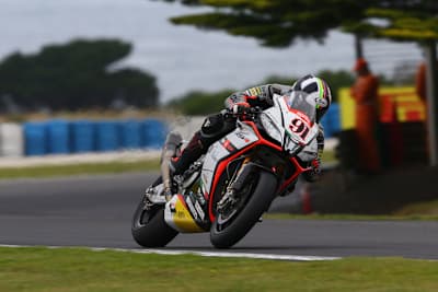 Leon Haslam mit der Aprilia RSV4 auf Phillip Island