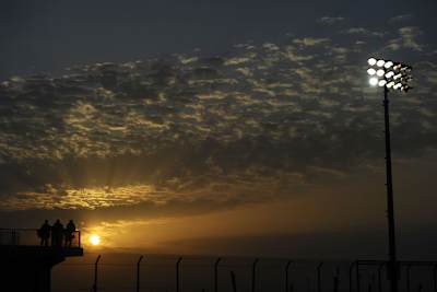 In Katar fahren die WM-Stars unter Flutlicht in der Nacht