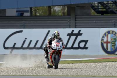 Wer nach einem Ausritt in den Kies den falschen Weg zurück auf die Rennstrecke wählt, erhält Strafpunkte