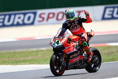 Davide Giugliano liess sich auch ohne Sieg von den Tifosi feiern