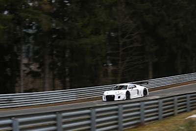 Bei den Test- und Einstellfahrten noch in jungfräulichem weiss, der neue Audi R8 LMS