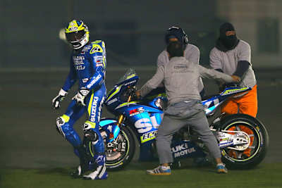 Wieder Fußgänger: Suzuki-Pilot Aleix Espargaró stürte am Mittwoch per Highsider