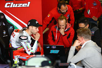 Nachdenkliche Mienen in der Box von MV Agusta